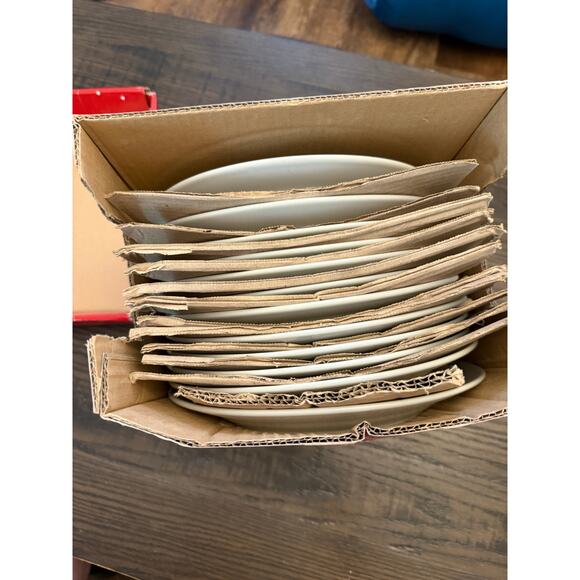 Holiday Time 12-Piece White Porcelain Dinner Plates – 9.5” -new in box - Picture 5 of 8